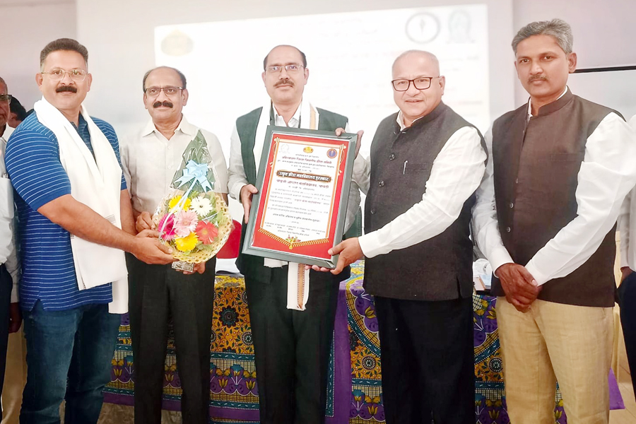 बाबुजी आव्हाड महाविद्यालयास ‘उत्कृष्ट क्रीडा महाविद्यालय’ पुरस्कार 