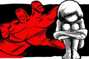 अखेर वासनांध शिक्षकांसह मध्यस्थी करणार्‍यांवर गुन्हा दाखल